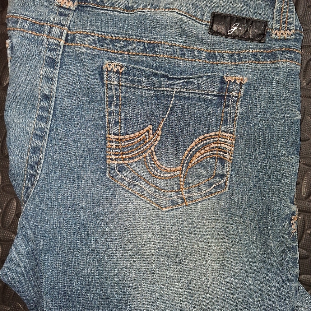 Grane Blue Denim Curvy Bootcut Jeans with Embroidered Pocket